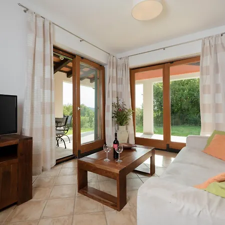 Apartment Spacious With Shared Pool And View Ripenda Kras