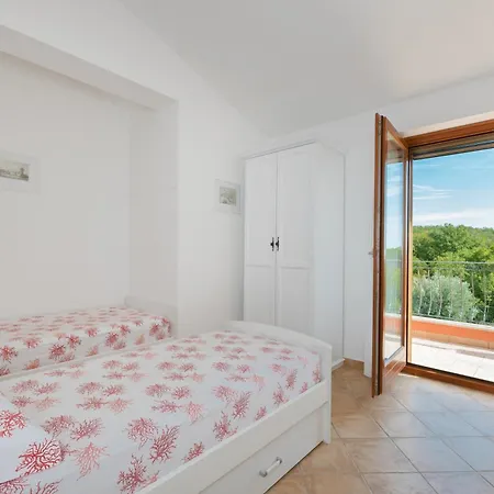 Spacious With Shared Pool And View Ripenda Kras