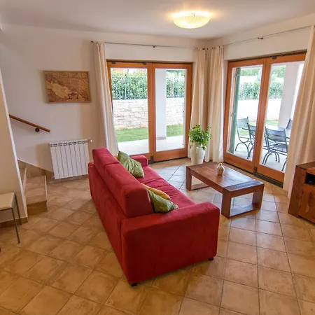 Spacious With Shared Pool And View * Ripenda Kras